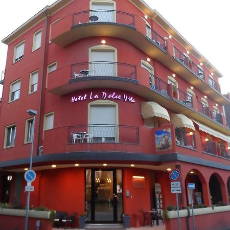 Hotel La Dolce Vita Римини Екстериор снимка
