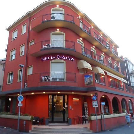 Hotel La Dolce Vita Римини Екстериор снимка