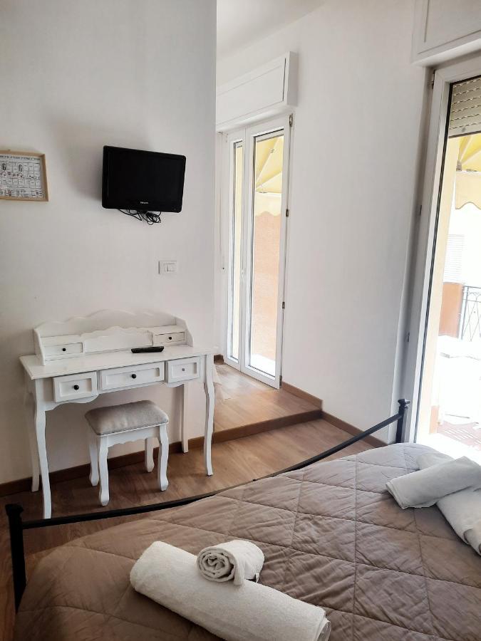 Hotel La Dolce Vita Римини Екстериор снимка