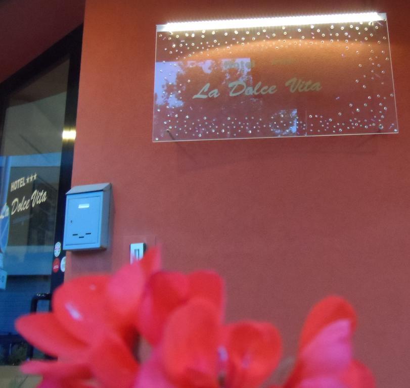 Hotel La Dolce Vita Римини Екстериор снимка