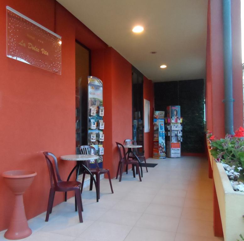 Hotel La Dolce Vita Римини Екстериор снимка