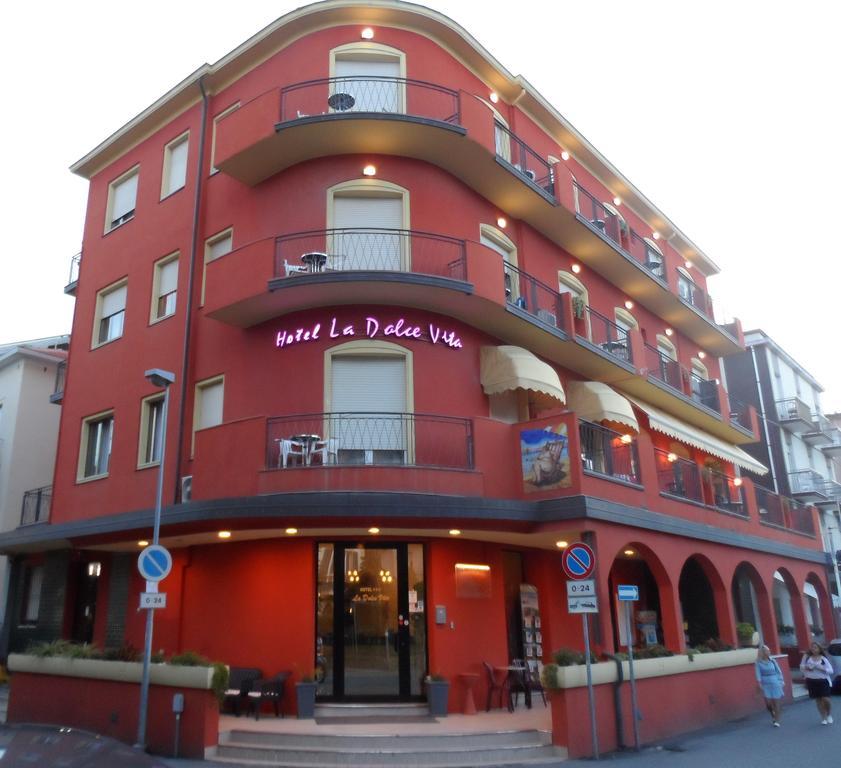 Hotel La Dolce Vita Римини Екстериор снимка