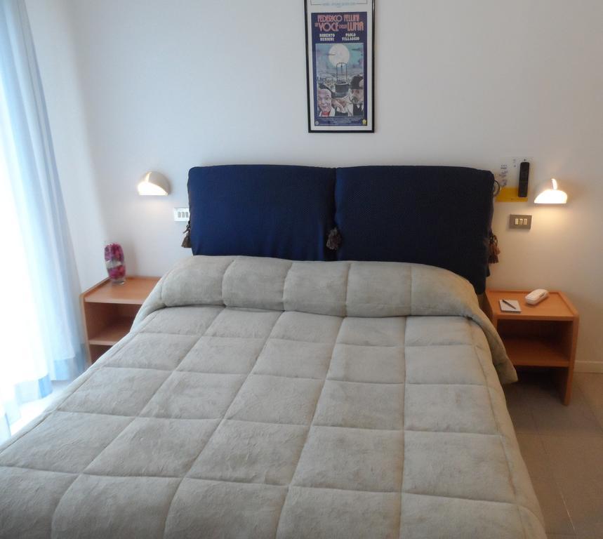 Hotel La Dolce Vita Римини Екстериор снимка