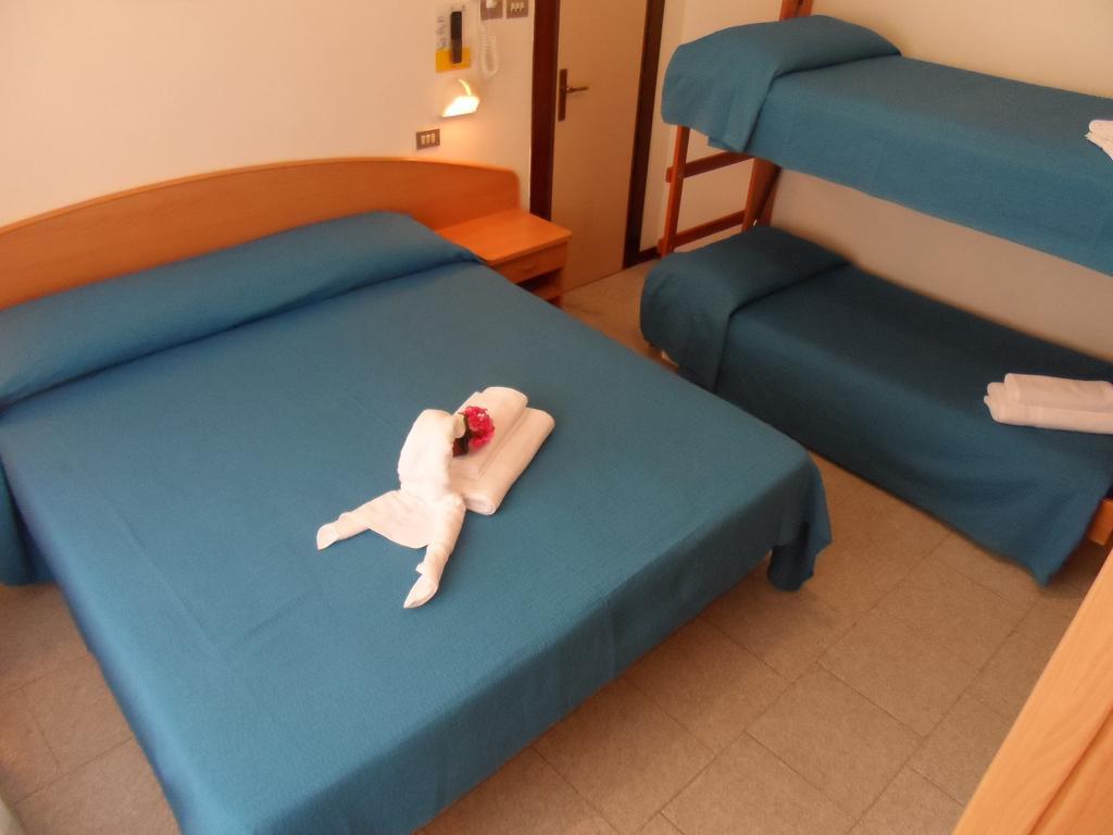 Hotel La Dolce Vita Римини Стая снимка