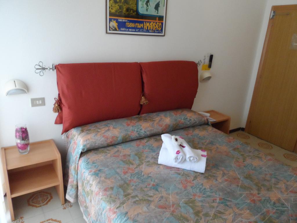 Hotel La Dolce Vita Римини Екстериор снимка
