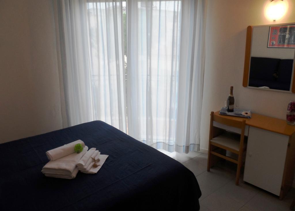 Hotel La Dolce Vita Римини Екстериор снимка