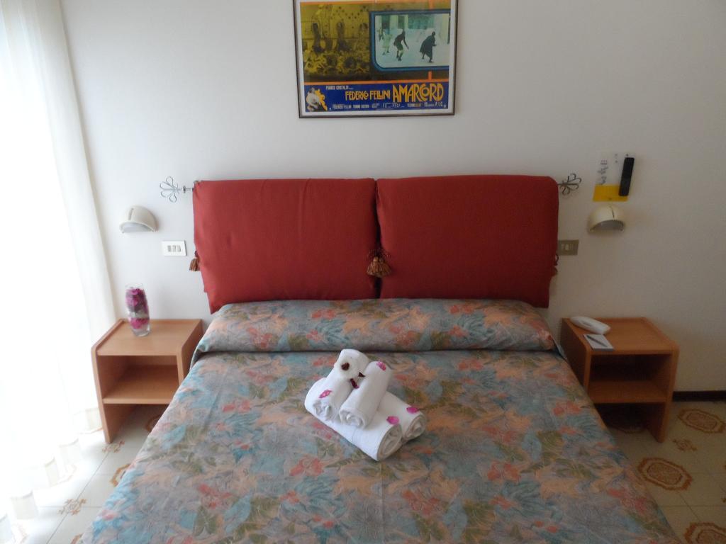 Hotel La Dolce Vita Римини Екстериор снимка