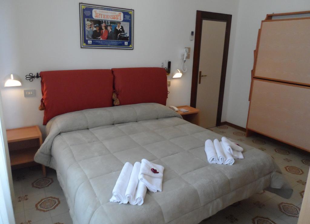 Hotel La Dolce Vita Римини Екстериор снимка