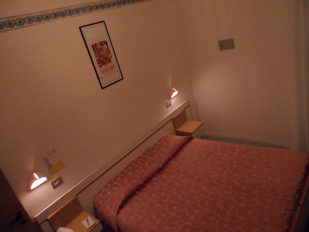 Hotel La Dolce Vita Римини Екстериор снимка