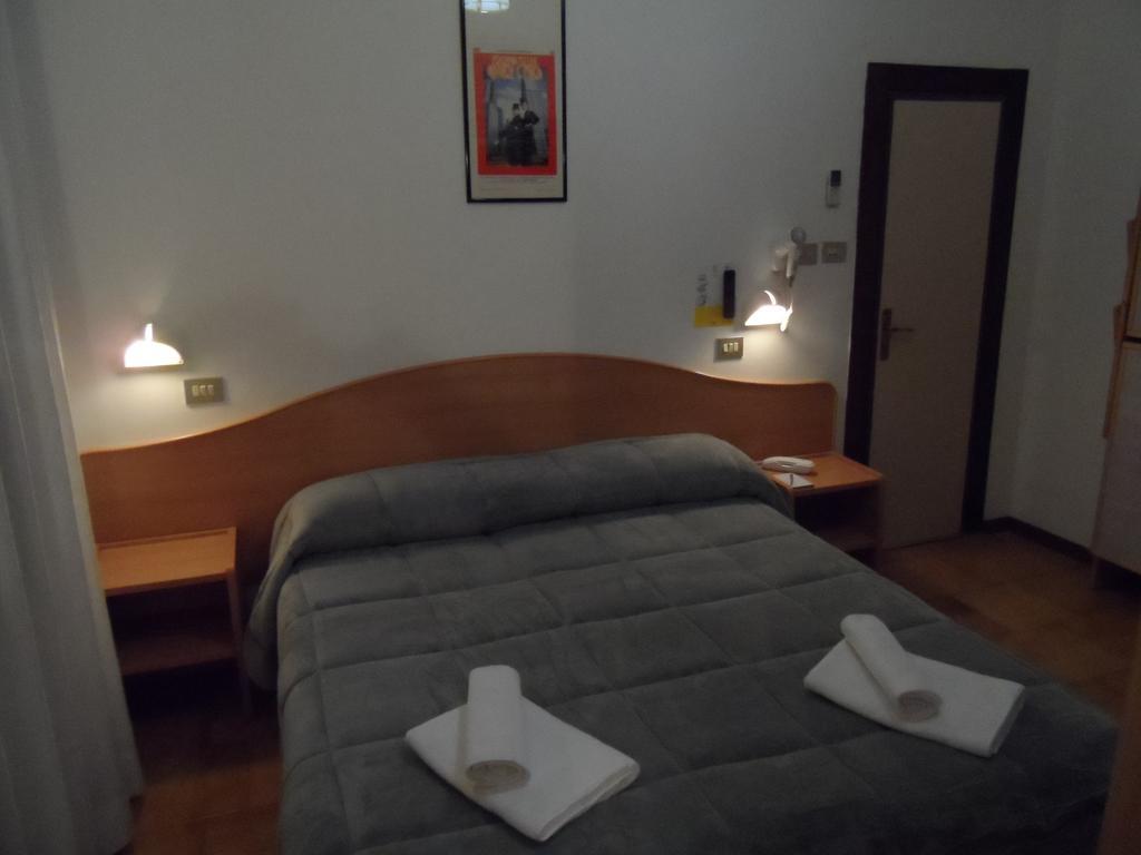 Hotel La Dolce Vita Римини Екстериор снимка