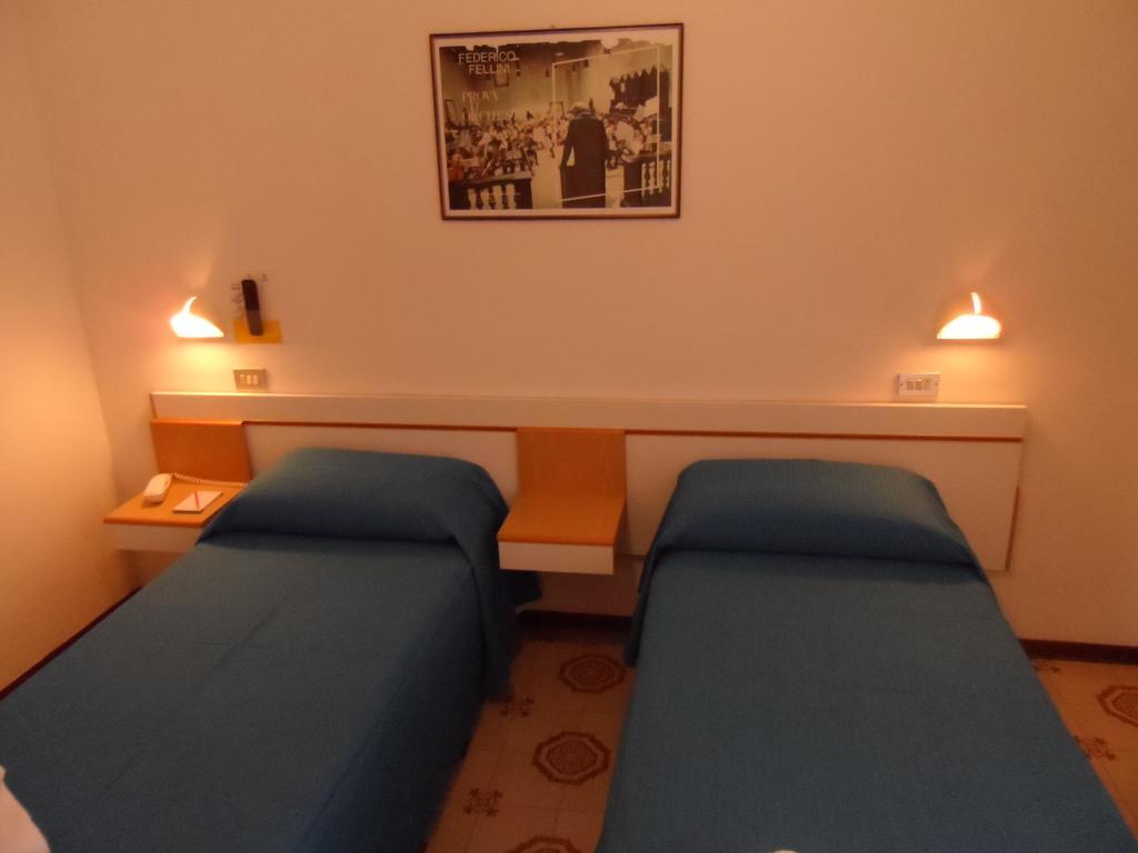 Hotel La Dolce Vita Римини Екстериор снимка