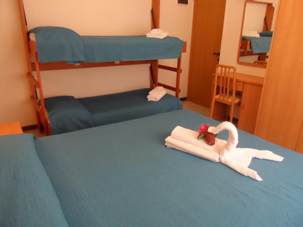 Hotel La Dolce Vita Римини Стая снимка