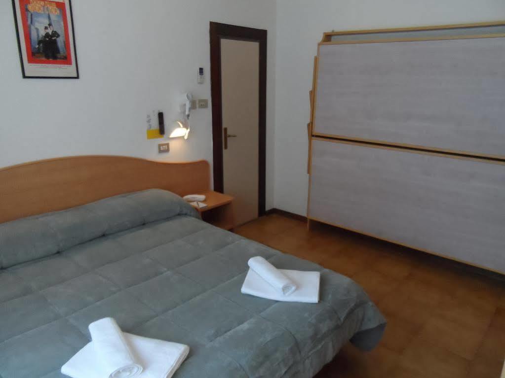 Hotel La Dolce Vita Римини Екстериор снимка